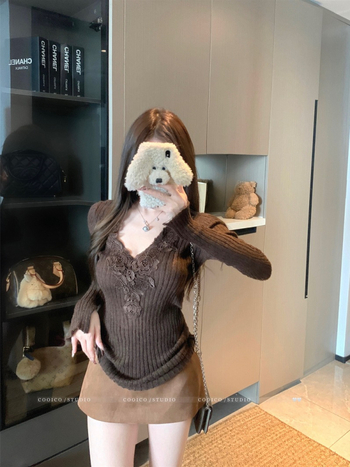 Pulover tricotat din lână de miel, poliester și polipropilen, croială slim-fit, guler polo