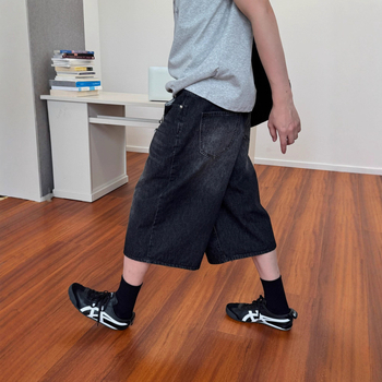 Short de denim distressed, talie medie, croială dreaptă, lungime Capri, fermoar