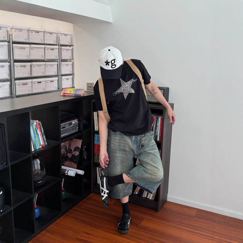 Short de denim distressed, talie medie, croială dreaptă, lungime Capri, fermoar