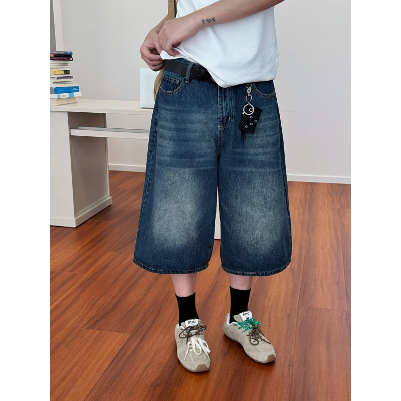 Short de denim distressed, talie medie, croială dreaptă, lungime Capri, fermoar