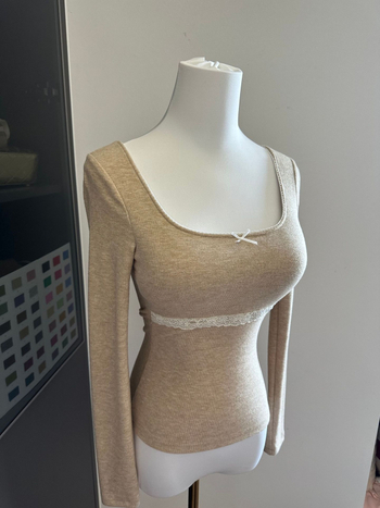 Uski top s čipkom, dugi rukavi, četvrtasti izrez, s izvadivim umetkom za poprsje – Spandex