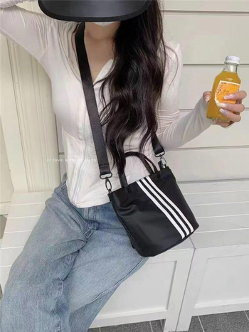 Geantă din nylon tip bucket, închidere cu fermoar, stil Mix‑and‑Match, design mic circular, căptușeală nylon, pentru timpul liber și călătorii.