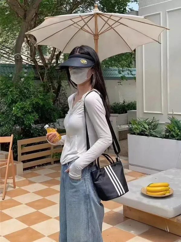 Geantă din nylon tip bucket, închidere cu fermoar, stil Mix‑and‑Match, design mic circular, căptușeală nylon, pentru timpul liber și călătorii.