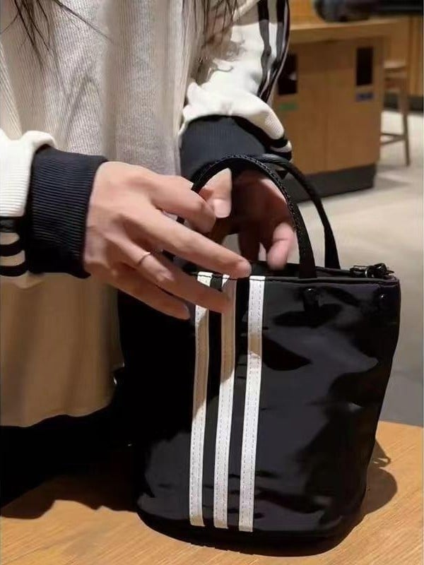 Geantă din nylon tip bucket, închidere cu fermoar, stil Mix‑and‑Match, design mic circular, căptușeală nylon, pentru timpul liber și călătorii.