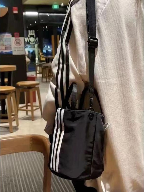 Geantă din nylon tip bucket, închidere cu fermoar, stil Mix‑and‑Match, design mic circular, căptușeală nylon, pentru timpul liber și călătorii.