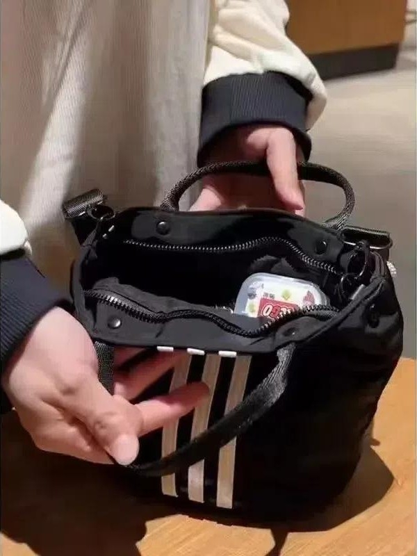 Geantă din nylon tip bucket, închidere cu fermoar, stil Mix‑and‑Match, design mic circular, căptușeală nylon, pentru timpul liber și călătorii.