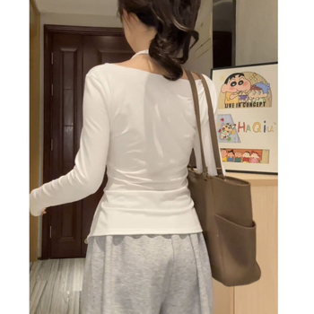 Pulover cu design dublu fals, croială slim, decolteu în V, mâneci lungi, lungime medie