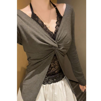 Pulover cu design dublu fals, croială slim, decolteu în V, mâneci lungi, lungime medie