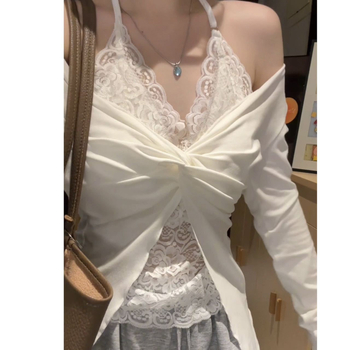 Pulover cu design dublu fals, croială slim, decolteu în V, mâneci lungi, lungime medie