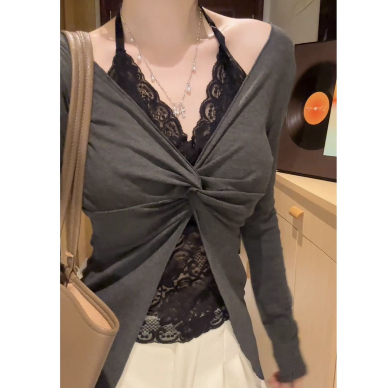 Pulover cu design dublu fals, croială slim, decolteu în V, mâneci lungi, lungime medie