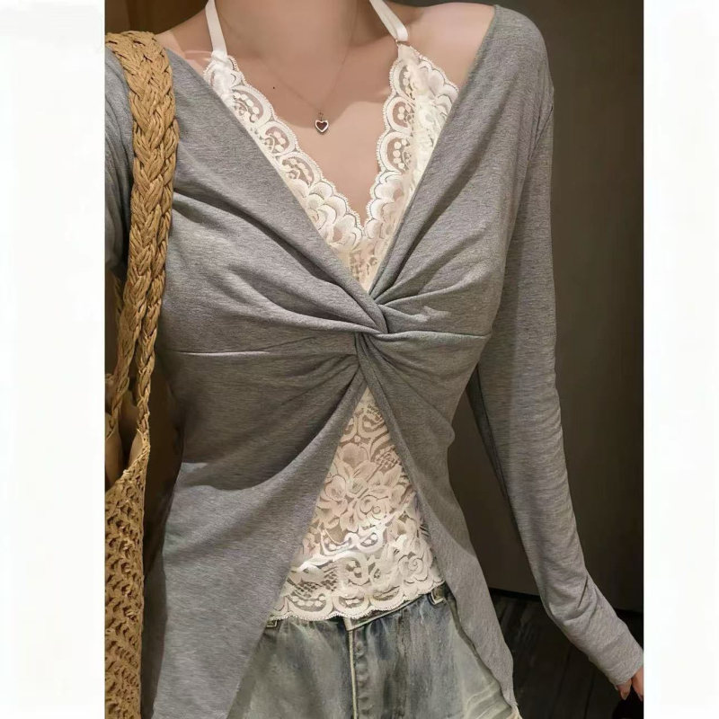 Pulover cu design dublu fals, croială slim, decolteu în V, mâneci lungi, lungime medie