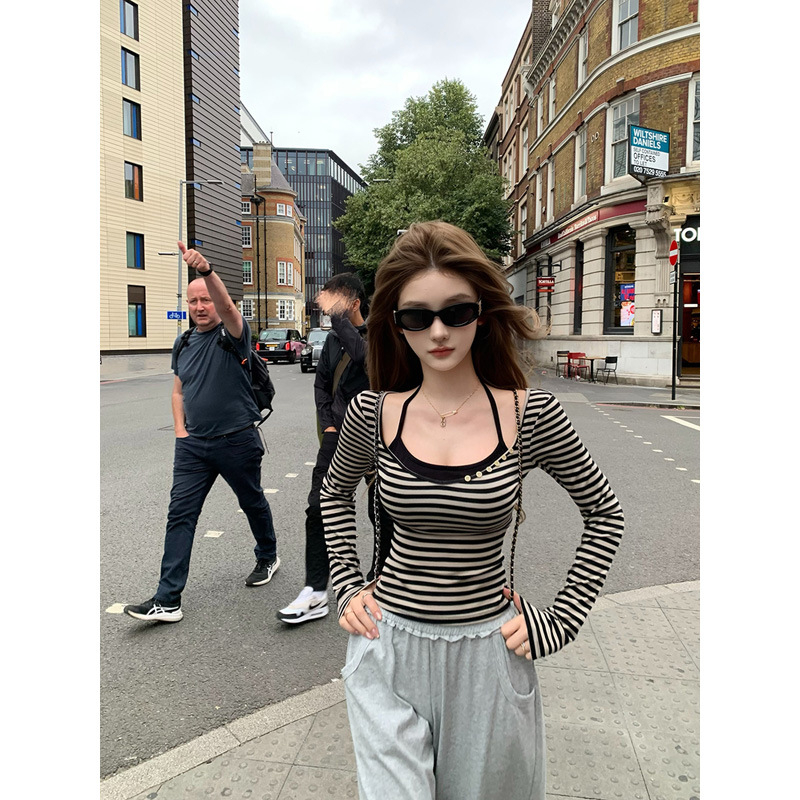 Tricou din bumbac-spandex, model în dungi cu patch de dantelă, decolteu în V, mâneci lungi