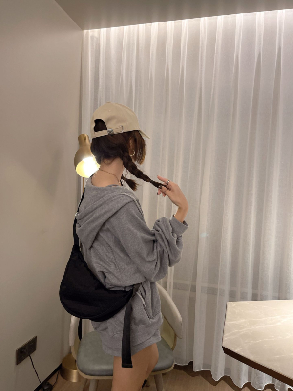 Crossbody torba od Oxford platna, zatvarač, unutarnja džep, džepovi za mobitel i identifikaciju, jedna naramenica