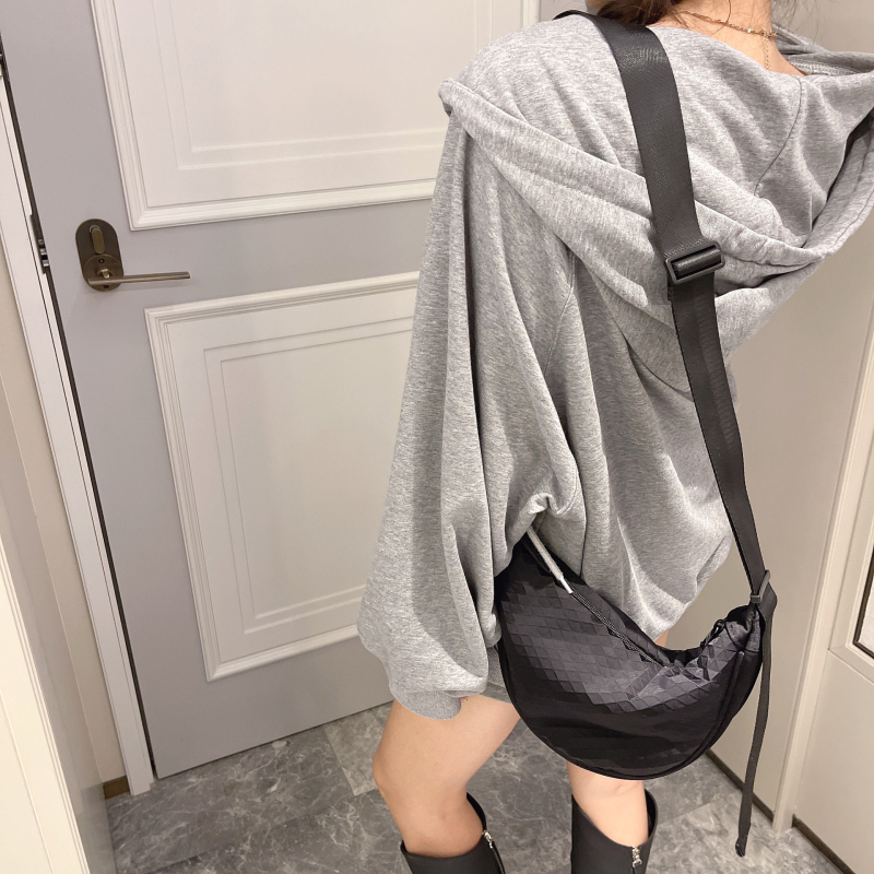 Crossbody torba od Oxford platna, zatvarač, unutarnja džep, džepovi za mobitel i identifikaciju, jedna naramenica