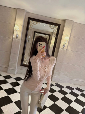 Top s čipkom od pamuk-poliester smjese, V-izrez, dugi rukavi, uski kroj (čipka; pamuk-poliester smjesa; V-izrez; dugi rukavi)