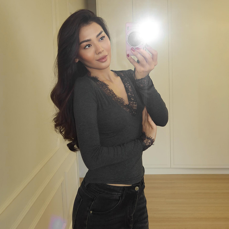 Poliester crop top s V-izrezom, čipka i patchwork, dugi rukav, uski kroj