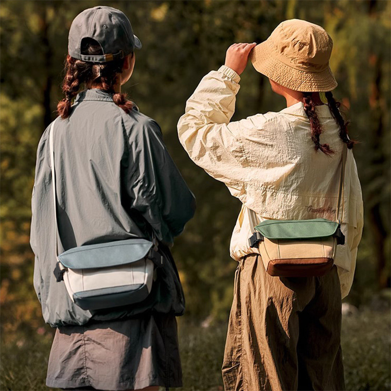 Urban minimalistička crossbody torba od Oxford platna, horizontalnog kvadratnog oblika, s poklopcem zatvaranja, unutarnji džepovi: zip džep, džep za mobitel i džep za identifikacijsku karticu