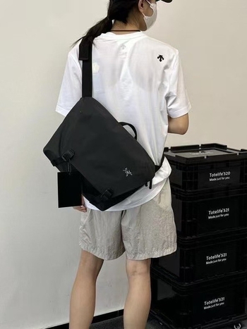 Messenger torba u gradsko-stilskom dizajnu, od Oxford platna, zatvaranje preklopom, unutarnji džepovi za telefon, identifikacijsku karticu i prijenosno računalo, s jednim naramenicom.