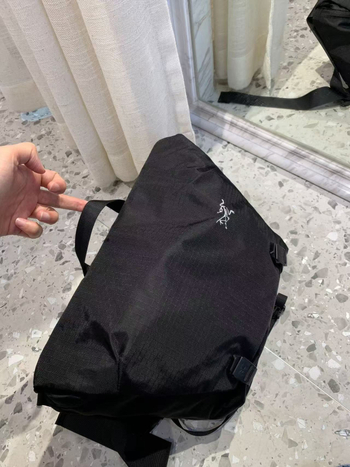 Messenger torba u gradsko-stilskom dizajnu, od Oxford platna, zatvaranje preklopom, unutarnji džepovi za telefon, identifikacijsku karticu i prijenosno računalo, s jednim naramenicom.