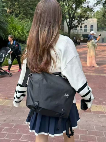 Messenger torba u gradsko-stilskom dizajnu, od Oxford platna, zatvaranje preklopom, unutarnji džepovi za telefon, identifikacijsku karticu i prijenosno računalo, s jednim naramenicom.