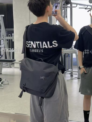 Messenger torba u gradsko-stilskom dizajnu, od Oxford platna, zatvaranje preklopom, unutarnji džepovi za telefon, identifikacijsku karticu i prijenosno računalo, s jednim naramenicom.