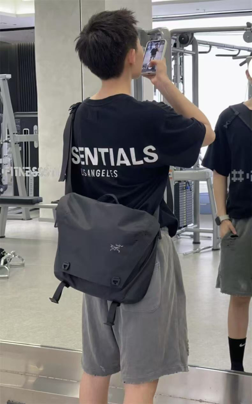 Messenger torba u gradsko-stilskom dizajnu, od Oxford platna, zatvaranje preklopom, unutarnji džepovi za telefon, identifikacijsku karticu i prijenosno računalo, s jednim naramenicom.