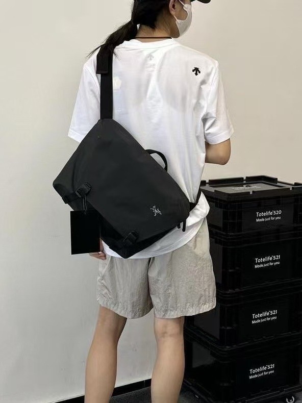 Messenger torba u gradsko-stilskom dizajnu, od Oxford platna, zatvaranje preklopom, unutarnji džepovi za telefon, identifikacijsku karticu i prijenosno računalo, s jednim naramenicom.