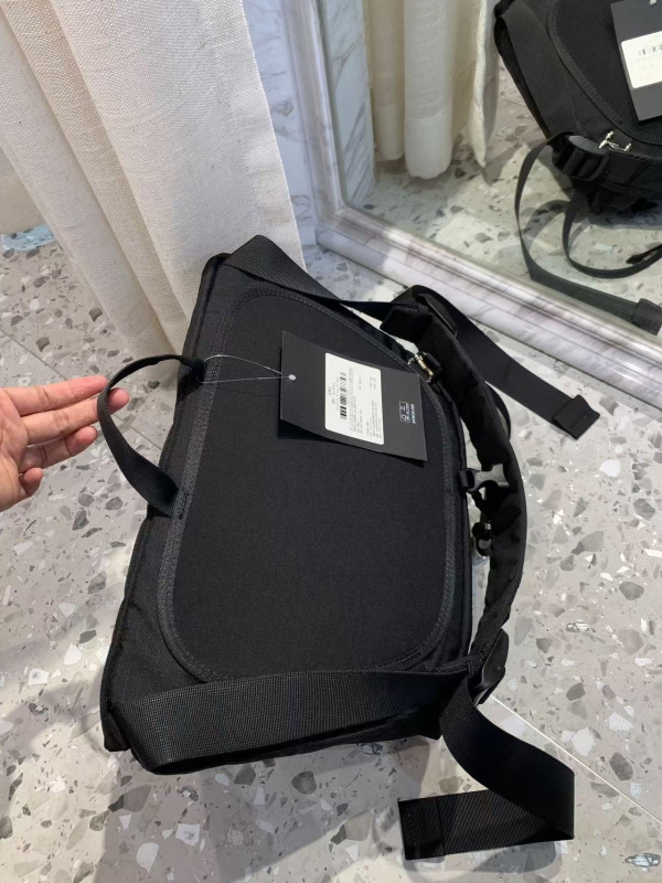 Messenger torba u gradsko-stilskom dizajnu, od Oxford platna, zatvaranje preklopom, unutarnji džepovi za telefon, identifikacijsku karticu i prijenosno računalo, s jednim naramenicom.