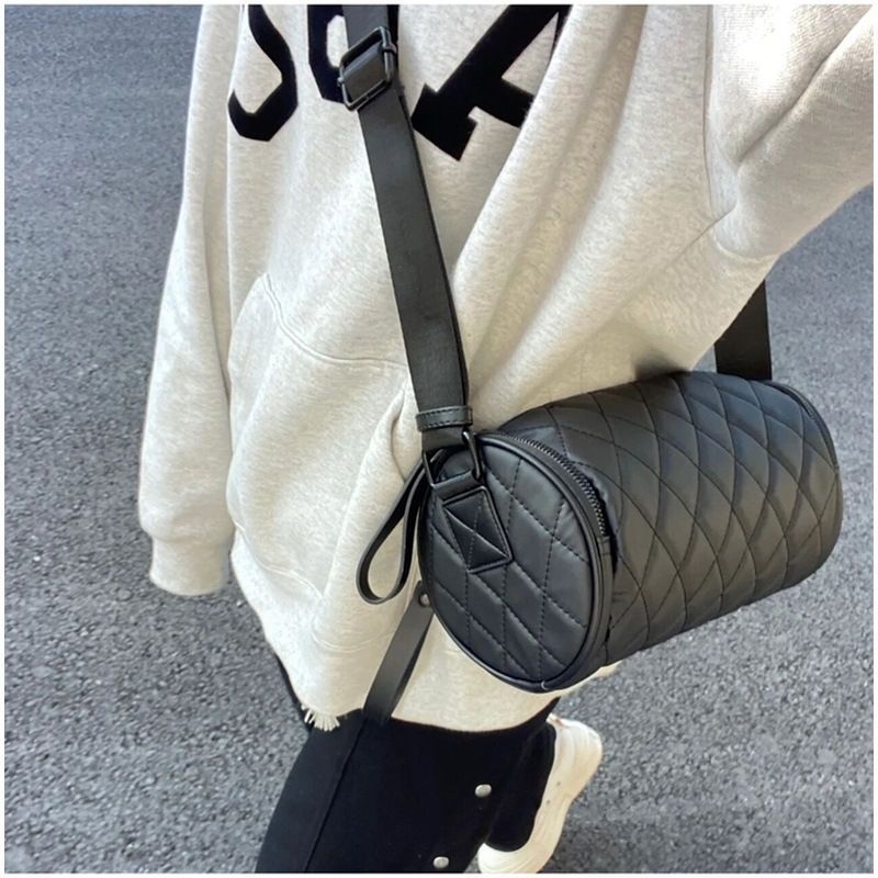 Cilindrična torba s dijamantnim uzorkom, od Oxford platna, otvor s poklopcem, naramenica ili crossbody, proljeće 2025