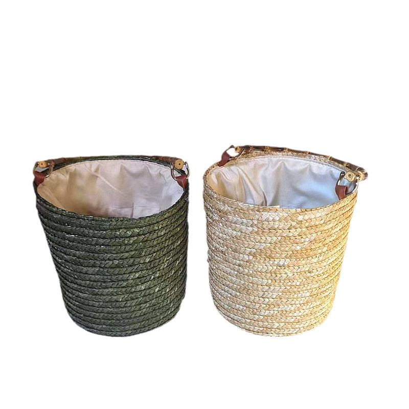 Bucket torba od slame s bambuskom ručkom, ručno pletena cilindrična forma, otvaranje na šnuru, podstava poliester