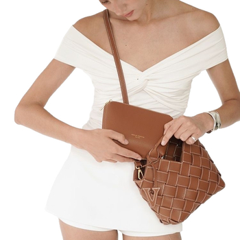 Geantă crossbody din PU cu țesătură, stil urban minimalist, formă vertical pătrată, exterior tridimensional, buzunare interioare pentru telefon și card de identitate.