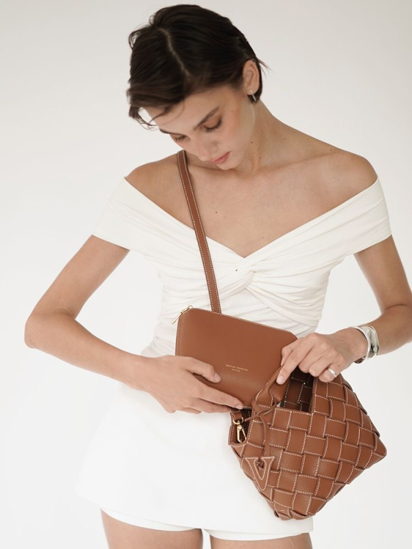 Geantă crossbody din PU cu țesătură, stil urban minimalist, formă vertical pătrată, exterior tridimensional, buzunare interioare pentru telefon și card de identitate.