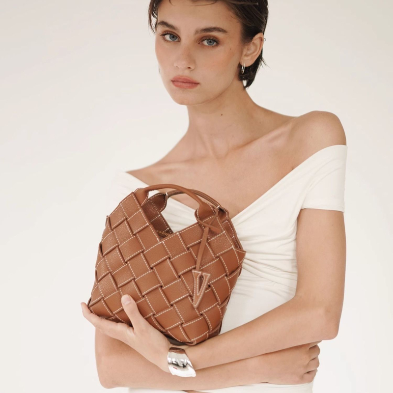 Geantă crossbody din PU cu țesătură, stil urban minimalist, formă vertical pătrată, exterior tridimensional, buzunare interioare pentru telefon și card de identitate.