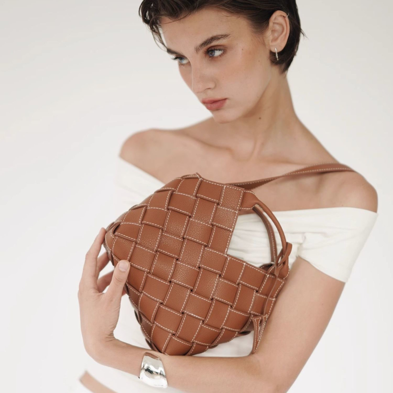 Geantă crossbody din PU cu țesătură, stil urban minimalist, formă vertical pătrată, exterior tridimensional, buzunare interioare pentru telefon și card de identitate.