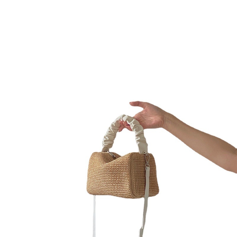 Szalmából készült szövött táska - utcai trend; kis négyzet alakú; vízszintes négyszög alak; cipzár