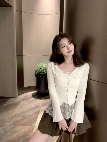 Csipkés póló (pamut-poliészter keverék; kétrészes hamis készlet; hosszú ujjú; szűk fazon)