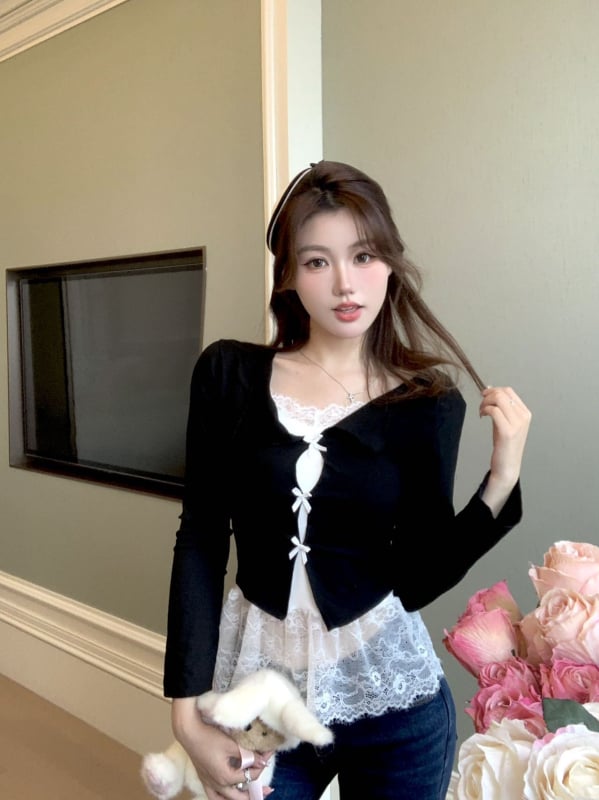 Csipkés póló (pamut-poliészter keverék; kétrészes hamis készlet; hosszú ujjú; szűk fazon)