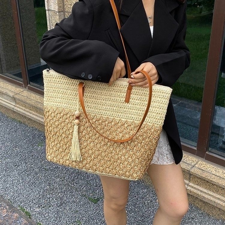 Ženska tote torba od pletene slame u gradskoj minimalističkoj izvedbi, sa zatvaranjem na zip, podlogom od poliester i džepom za dokumente