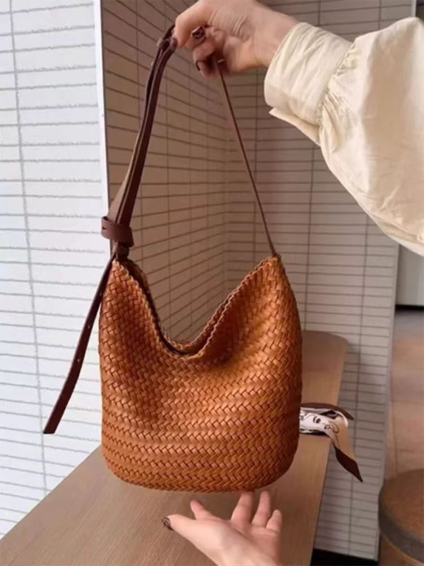 Geantă Tote lucrată manual din paie - formă verticală pătrată; căptușeală poliester; buzunar cu fermoar; bretea simplă