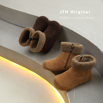 Gyerekeknek szóló téli divatos csizma 2025: nubuk bőr felsőrész, műszőrme bélés, gumírozott talp, középmagas szár, téli modell 2025