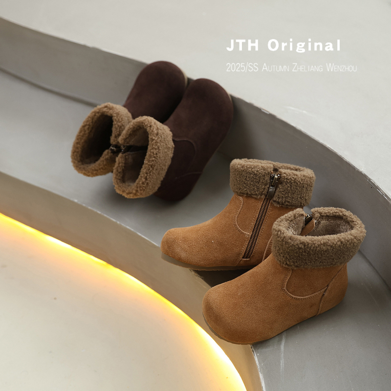 Gyerekeknek szóló téli divatos csizma 2025: nubuk bőr felsőrész, műszőrme bélés, gumírozott talp, középmagas szár, téli modell 2025