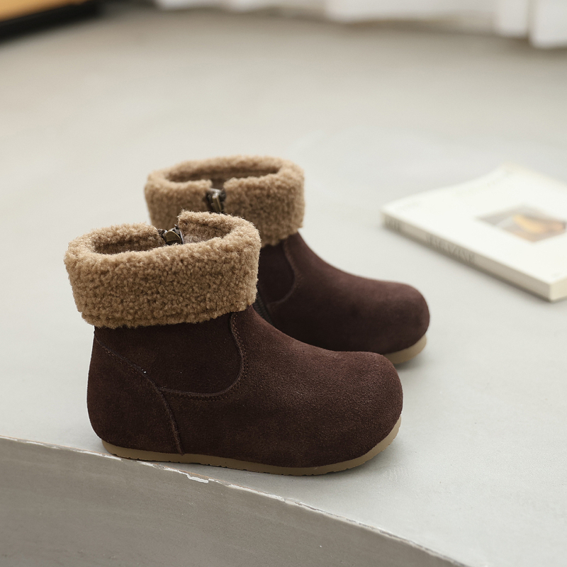 Gyerekeknek szóló téli divatos csizma 2025: nubuk bőr felsőrész, műszőrme bélés, gumírozott talp, középmagas szár, téli modell 2025