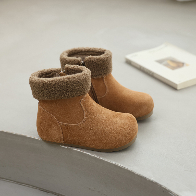 Gyerekeknek szóló téli divatos csizma 2025: nubuk bőr felsőrész, műszőrme bélés, gumírozott talp, középmagas szár, téli modell 2025