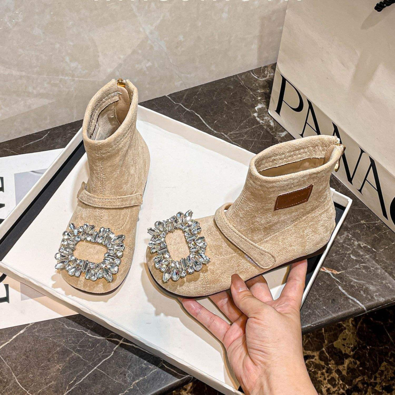 Téli csizmák kislányoknak, 1–3 évesek, felső része szintetikus bőr, talpa szintetikus gumiból, minimalist stílus