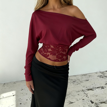 Szabálytalan ferde vállú felső kivágott csipke betéttel, bat-stílusú ujjak, derekat szorító fazon, hosszúujjú
