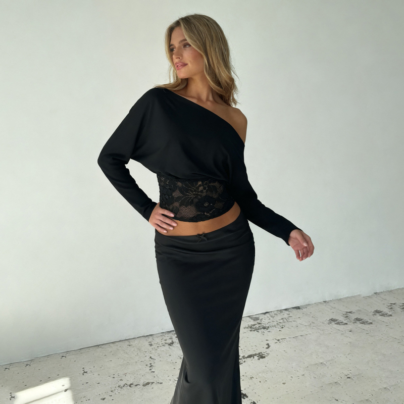 Szabálytalan ferde vállú felső kivágott csipke betéttel, bat-stílusú ujjak, derekat szorító fazon, hosszúujjú