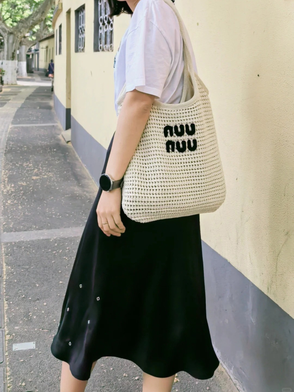 Tote torba od slame u stilu street-trend, vertikalni kvadratni oblik, magnetsko zatvaranje, unutarnja džep sa zipom, jedna naramenica