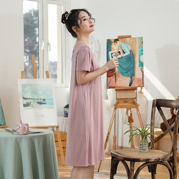 Rochie de maternitate și alăptare, croială A-line lejeră, lungime midi, decolteu în V, mâneci 3/4, viscoză (fibra de celuloză regenerată 90–95%)