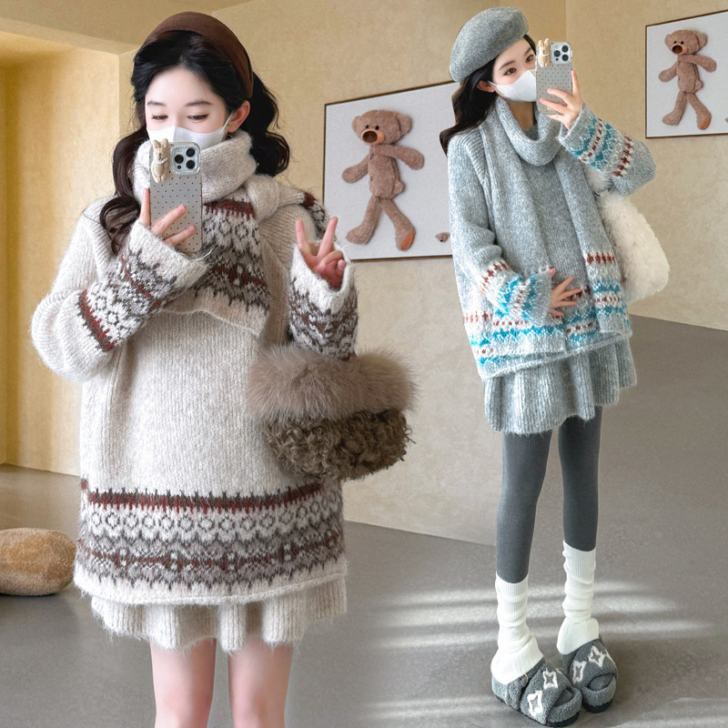 Trudnički kostim: široki pulover s dugim rukavima i kratka suknja, vunena smjesa, jesen 2025, gradski stil