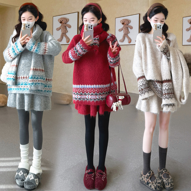 Trudnički kostim: široki pulover s dugim rukavima i kratka suknja, vunena smjesa, jesen 2025, gradski stil